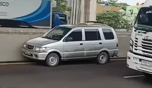 Tragis! Detik-Detik Mobil Panther Melaju di Sepanjang Pembatas Jalan Tol Jakarta-Cikampek, Sopir Ternyata Meninggal Dunia Diduga Kena Serangan Jantung