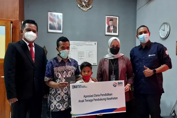 BRI Peduli berupa pemberian Dana Bantuan Pendidikan (Beasiswa) kepada 1.800 Anak Tenaga Kesehatan (Foto: BRI Beri Beasiswa Pelajar Bagi 1.800 Anak Tenaga Pendukung Kesehatan/Fokussatu)