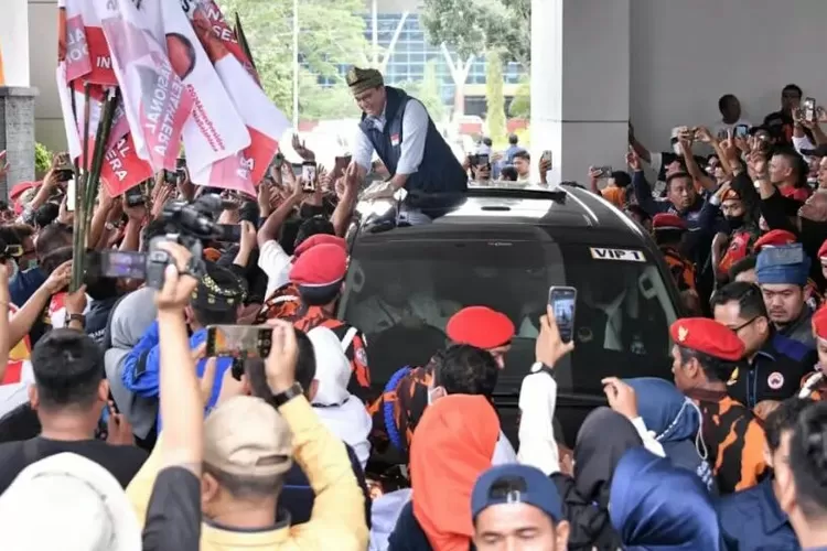 Lautan manusia menyambut kedatangan Anies Baswedan di Pekanbaru (5/12/22). (Instagram @aniesbaswedan)