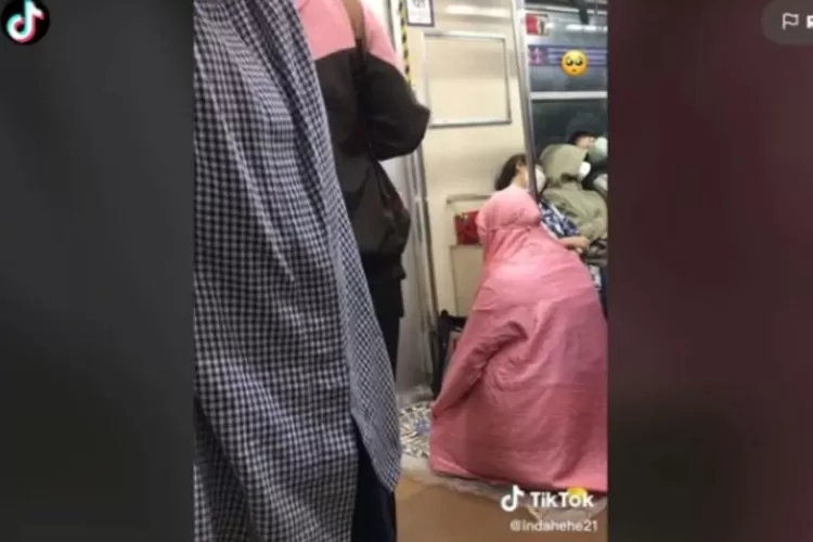 Video yang memperlihatkan seorang penumpang sedang melakukan shalat di dalam KRL