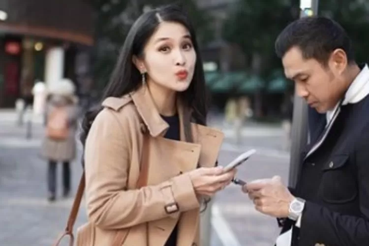 suami Sandra Dewi gak niat gaya di foto. Foto/Instagram. (Foto/Instagram.)