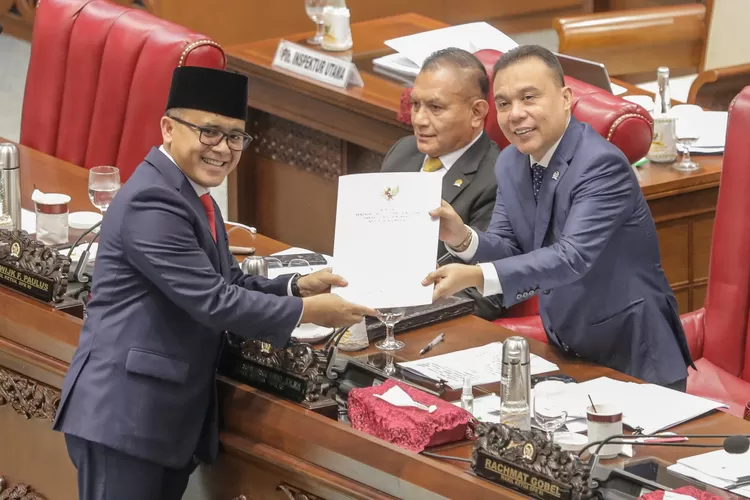 Menteri Pendayagunaan Aparatur Negara dan Reformasi Birokrasi Abdullah Azwar (kiri) menyerahkan dokumen pandangan pemerintah kepada Wakil Ketua DPR Sufmi Dasco Ahmad (kanan) disaksikan Wakil Ketua DPR Lodewijk Freidrich Paulus (tengah) saat rapat Paripurna DPR Ke-7 Masa Persidangan I Tahun Sidang 2023-2024 di Kompleks Parlemen, Senayan, Jakarta, Selasa (3/10/2022). Dalam rapat paripurna tersebut, DPR resmi mengesahkan Revisi Undang-Undang (UU) Nomor 5 Tahun 2014 tentang Aparatur Sipil Negara (ASN) menjadi undang-undang.  FOTO: HENDRA EKA/JAWA POS (Hendra Eka)