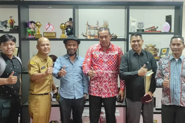 Plt Wali Kota Bekasi, Tri Adhianto menerima panitia turnamen catur 