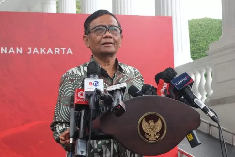  Menteri Koordinator bidang Politik, Hukum dan Keamanan Mahfud MD memberikan keterangan pers kepada wartawan di Istana Kepresidenan Jakarta, Senin (27/3/2023). ANTARA/Desca Lidya Natalia