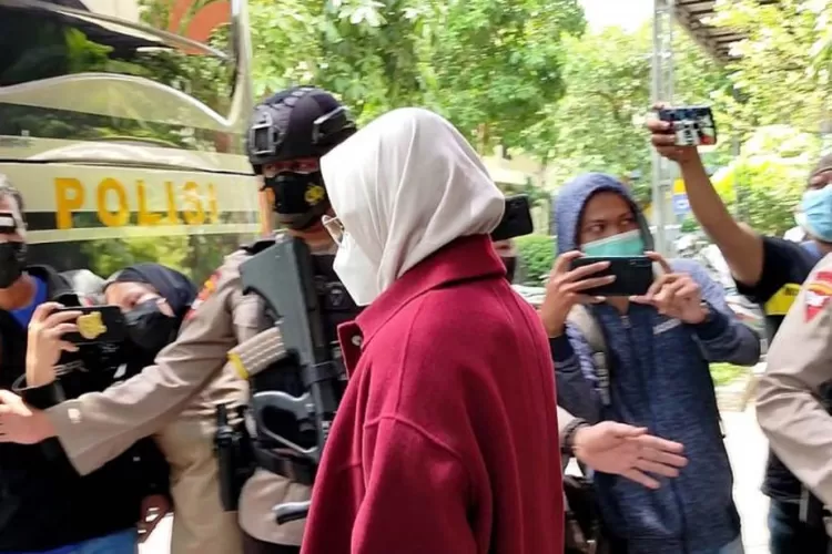 Bupati Probolinggo Puput Tantriana Sari usai menjalani pemeriksaan di Ditreskrimsus Polda Jatim setelah operasi tangkap tangan oleh Komisi Pemberantasan Korupsi, Senin (30/8/2021).  (Foto: ANTARA Jatim/Willy Irawan)