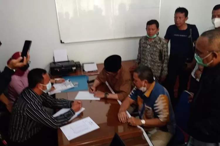 Ramram serahkan berkas pencalonan/Gorajuara.com/Rivan Risman/