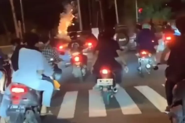 Tangkapan layar aksi pengejaran terhadap kakek yang dituduh maling. (Instagram Net2netnews)