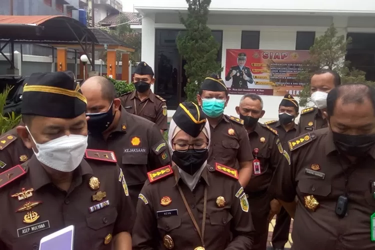 Kepala Kejaksaan Tinggi (Kajati) Jawa Barat, Asep Nana Mulyana, memberikan keterangan kepada wartawan di kantor Kejari Garut di Jalan Merdeka, Kabupaten Garut, Senin 20 September 2021.(Agus Alvin/Gorajuara.com)