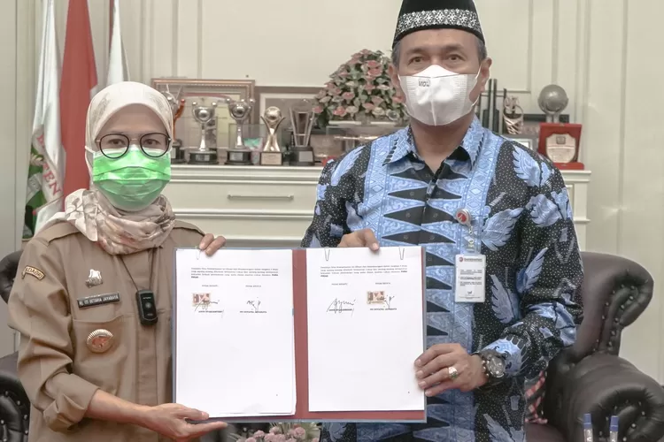 Bupati Lebak Iti Octavia Jayabaya bersama Dirut Bank Banten Agus Syabarrudin. (Dok. Bank Banten)