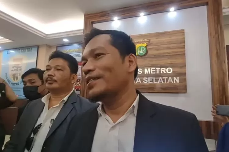 Tim pengacara Rizky Billar saat menemui wartawan di Polres Jakarta Selatan  ( KH Infotainment)