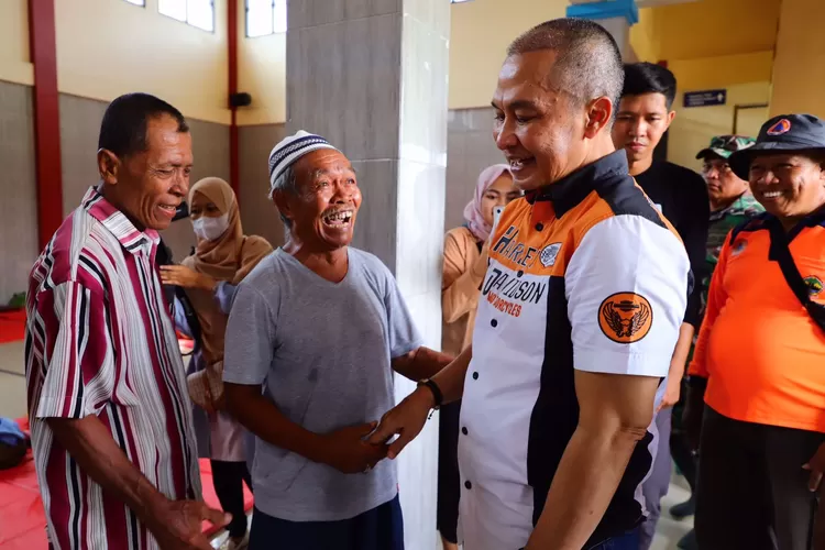 Bupati Kudus Hartopo berdialog dengan pengungsi korban banjir di Balai Desa Karangrowo Kecamatan Undaan. (Foto: Diskominfo Kudus)