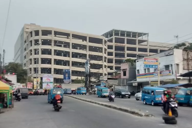  MEGAH : Gedung Depok Logistik Property (DLP) di RW6 Kelurahan Jatijajar, Tapos Kota Depok. (ANDIKA EKA/RADAR DEPOK)
