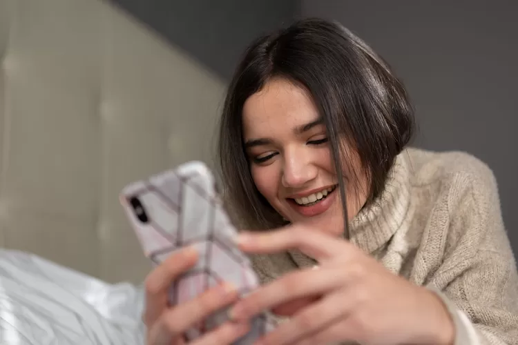 Ilustrasi perhatian ke pasangan lewat WhatsApp atau WA (Pexels/Dario Fernandez Ruz)