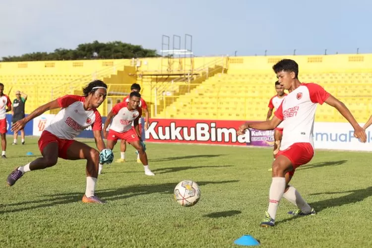 Latihan PSM Makassar sebelum menjamu Persis Solo di Stadion Gelora BJ Habibie (psmmakassar.co.id)