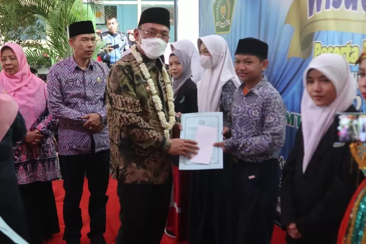 Ilustrasi foto, Helldy Agustian lepas kelulusan MTsN 2 Cilegon (Azharudin, topmedia)