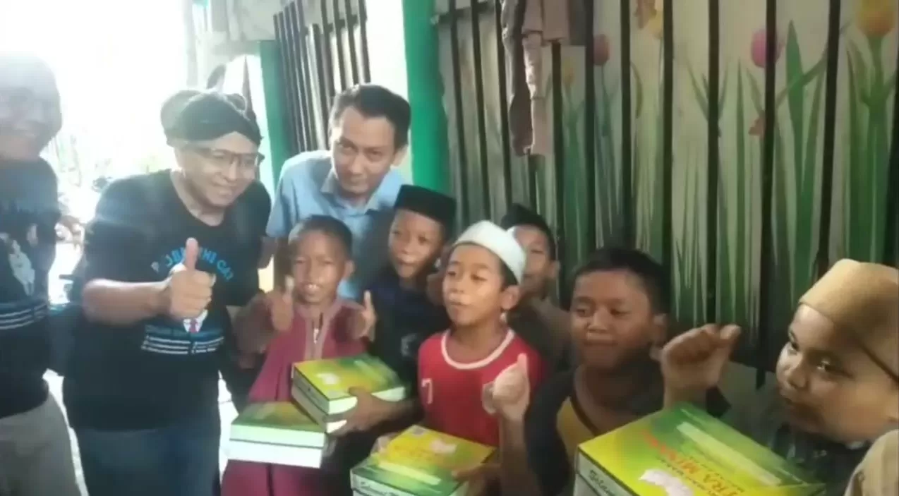 CEO Bobby The Cat, Kemas Fadli Safari bersama anak-anak dan Ketua RW 09 Duri Pulo, Ashari Muchlis, 
