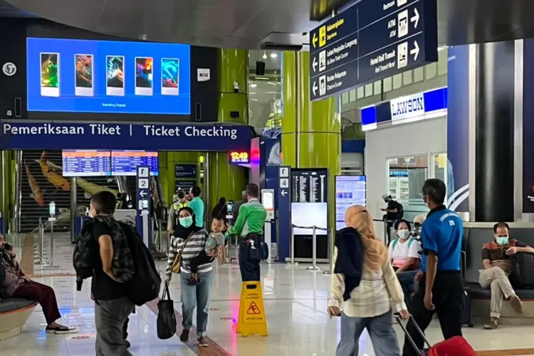 Suasana Stasiun Gambir. Sebanyak 41.400 berangkat dari Stasiun Pasar Senin dan Gambir (Fichri Hakiim/Ayo Jakarta.)