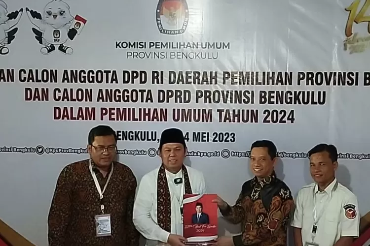 Sultan B Najamudin menyerahkan berkas pendaftaran ke KPU Bengkulu, sampaikan doa agar Pemilu 2024 damai, jurdil dan berkualitas.