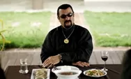 Viral, Steven Seagal Kunjungi Kalimantan Cium Mandau, Ini Videonya
