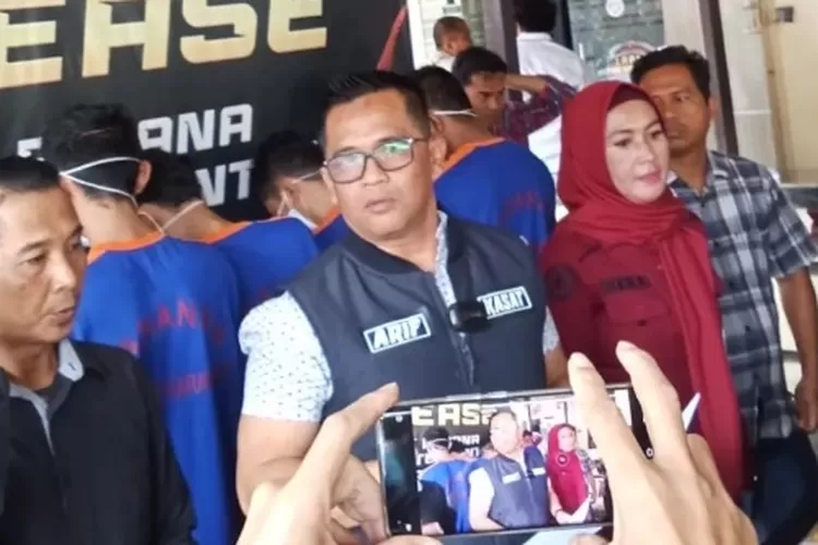 Kasat Narkoba Polres Karawang mengungkap penjualan narkoba berkedok warung nasi uduk. 