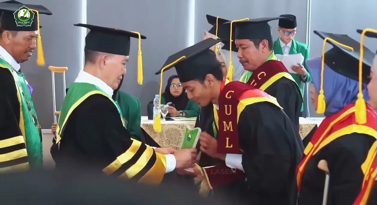 Ketua STAI Al Hidayat Dr. KH. Moh. Sholahuddin Fatawi  dan Ketua Senat Akademik STAI Al Hidayat Lasem KH. Ahmad Zaim Maksum saat prosesi wisuda 
