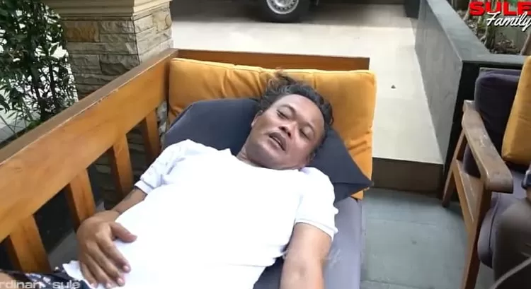 Sule yang sedang berbaring dikabarkan sedang sakit