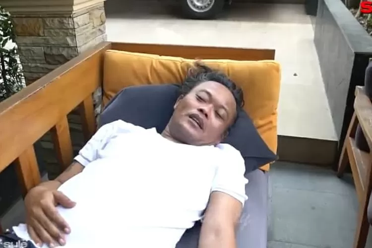 Sule dikabarkan sedang sakit (foto; Gorajuara.com/youtube SULE FAMILY)