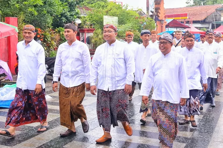 Para pimpinan Organisasi Perangkat Daerah (OPD) di Kabupaten Kudus mengikuti tradisi Kirab Dhandhangan. (Fotio: Diskominfo Kudus)