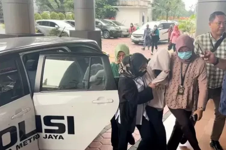 Anak AG tampak keluar dari mobil Polda Metro Jaya 