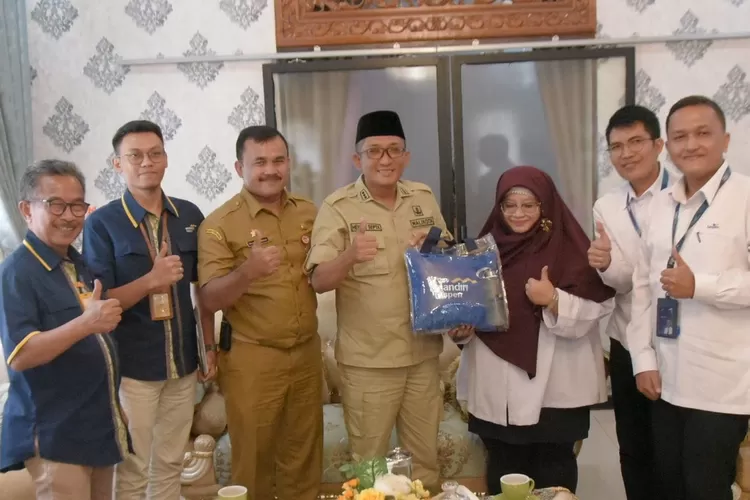 Wali Kota Padang Hendri Septa  bersama Branch Manager Taspen Padang Ita Wiana Astuti. (Prokopim Pdg)