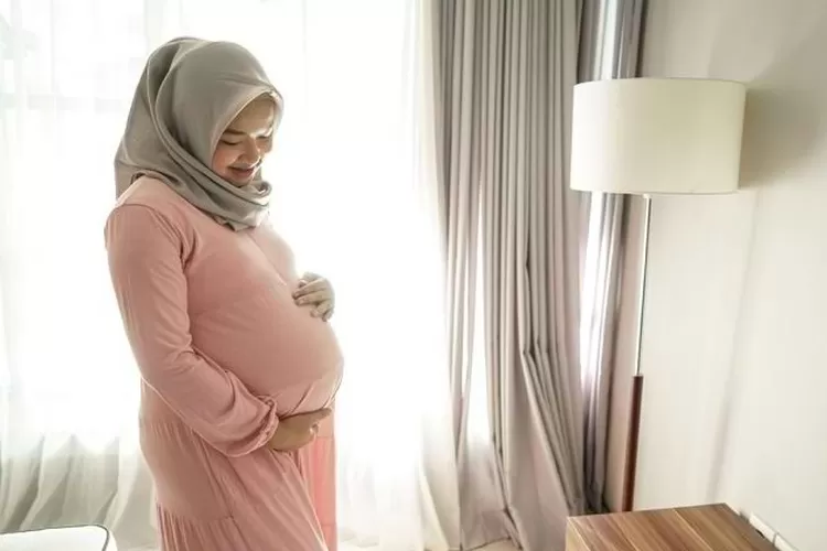 Ibu hamil (Bumil) tetap bisa menjalankan ibadah puasa dengan memperhatikan hal-hal berikut ini agar aman bagi janin dan dirinya sendiri.