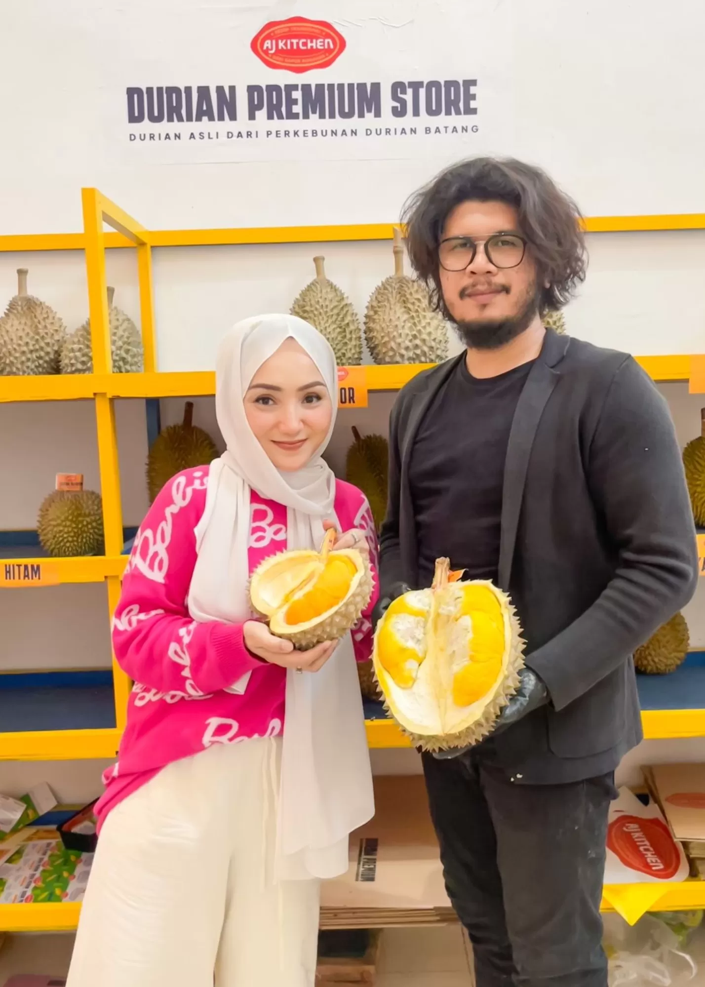 Ekky bersama istri memilih menekuni usaha durian di kampung halamannya di Kabupaten Batang (Dok/Vimanews.id)