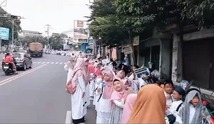 Meriah! Ratusan Siswa Al Ihsan Rembang Gelar Pawai Ramadhan, Bawa Poster Berisi Pantun Unik!