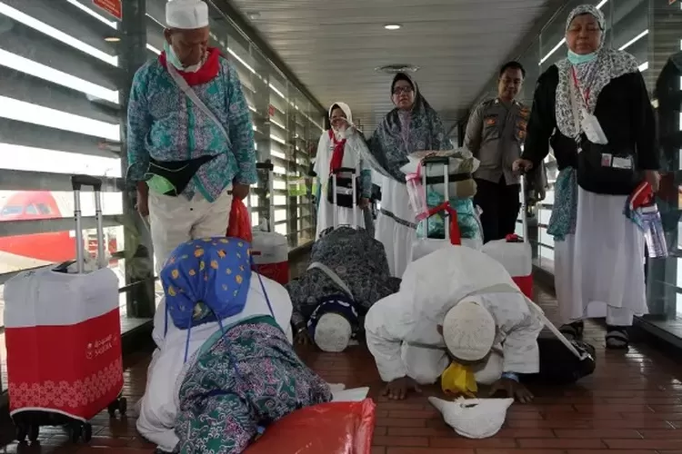 Jemaah haji asal embarkasi Pondok Gede saat sampai di Terminal 2 Bandara Soetta 