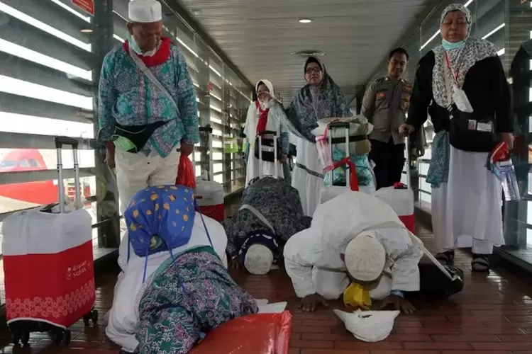 Jemaah haji asal embarkasi Pondok Gede saat sampai di Terminal 2 Bandara Soetta 