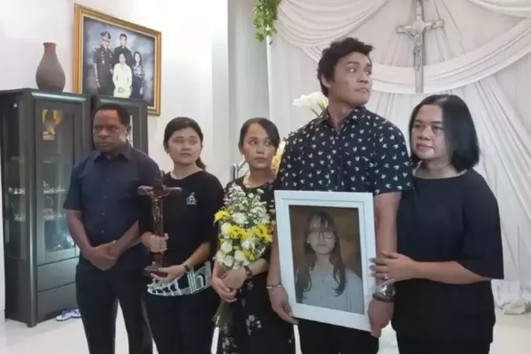 Keluarga Pj Gubernur Papua Pegunungan, Nikolaus Kondomo mengantarkan jenazah Alinsia Bokman Kondomo (16) ke tempat peristirahatan yang terakhir, Sabtu 20 Mei 2023. 