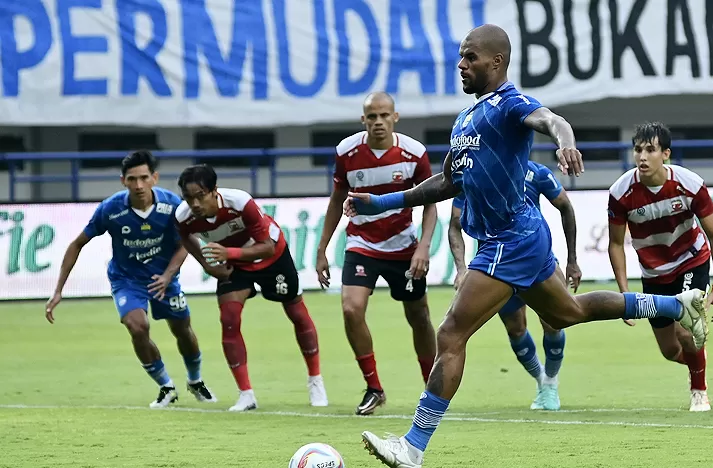 Potret David Da Silva dalam eksekusi pinalti antara Persib Bandung vs Madura United (02/07/2023) (Foto : Genmuslim/dok: berbagai sumber)