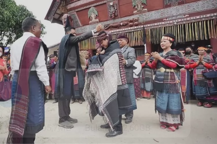 Menteri BUMN Erick Thohir dianugerahi marga Sidabutar melalui acara adat di Samosir, Sumut 