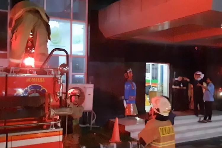 Ada kepulan asap di lantai 5 RS Budi Asih Cawang Jakarta akibat aki meleleh
