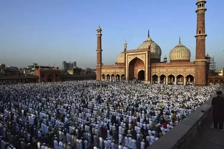 Umat Islam melaksanakan salat Idul Fitri di Masjid Jama, di New Delhi, India, Sabtu, 22 April 2023.