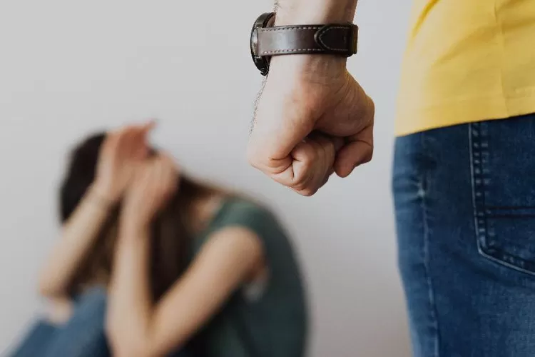 Ilustrasi KDRT. Buya Yahya menjawab, "Bagaimanakah hukum bagi seorang suami yang tega memukuli istrinya?" 