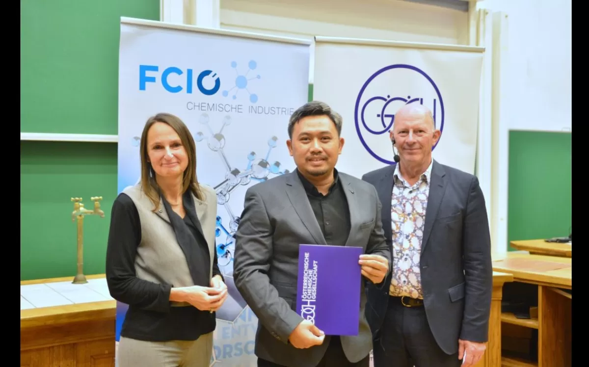 Dr. Aulia Ardhi dengan Penghargaan Kimia 2025 (F&ouml;rderungspreis f&uuml;r Chemie) dari Die &Ouml;sterreichische Chemische Gesellschaft (G&Ouml;CH) di Wina, Austria (doc. Humas UGM)