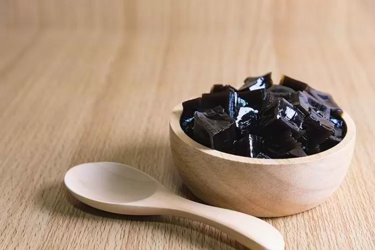 Cincau hitam memiliki banyak manfaat untuk kesehatan, salah satunya untuk menurunkan berat badan