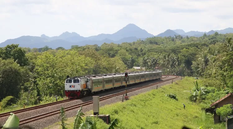 Sebuah rangkaian kereta api melintas di wilayah PT KAI Daop 6 Yogyakarta.