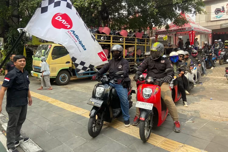 Komunitas moto Honda Genio, mengelilingi Bogor sambil nontom bareng.