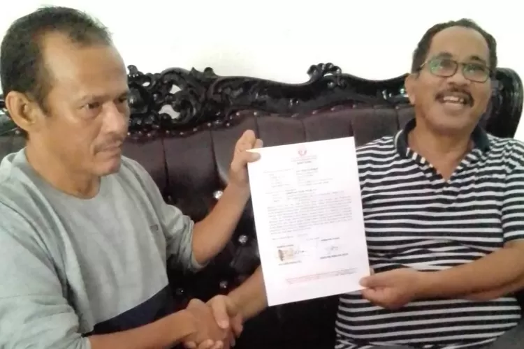 Salah satu ahli waris makam Jati Andan Abu Fitri Muin menyerahkan surat kuasa kepada pengacara Jonathan terkait polemik sertifikat wakaf oleh Kades Lambangsari, Tambun Selatan. (FOTO: Dharma/Suarakarya.id)