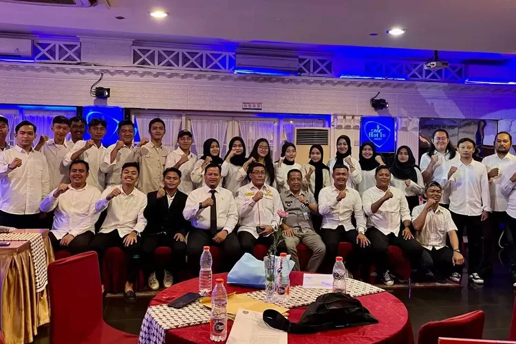 Anggota Katar Gandul yang baru dilantik bersama Lurah Gandul, Ilham dan Ketua Lembaga Pemberdayaan Masyarakat Gandul (LPM), Ishak Iskandar. (ISTIMEWA)