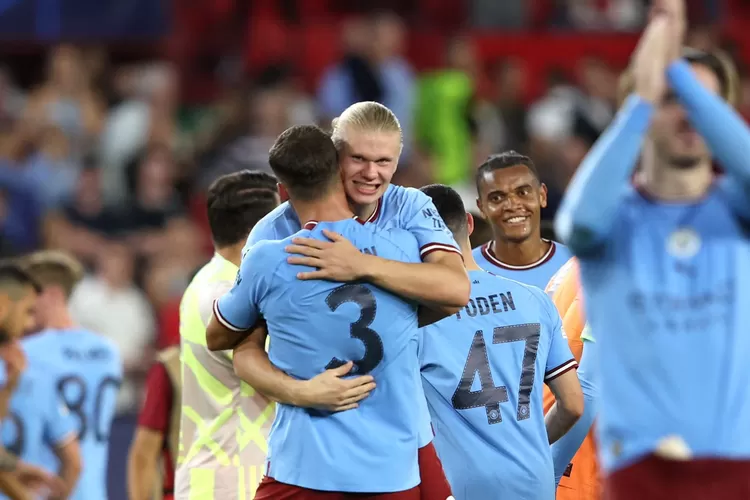 Striker Manchester City Erling Haaland berpelukan bersama rekan setimnya usai mengalahkan tuan rumah Sevilla pada matchday pertama Liga Champions. (Twitter (@ChampionsLeague)
