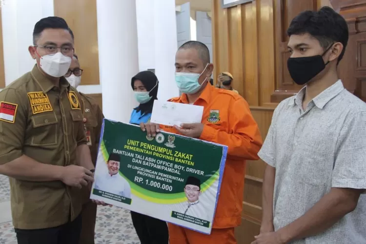 Wakil Gubernur Banten Andika menyerahkan secara simbolis THR kepada pegawai tak tetap dari hasil Zakat ASN, di Gedung Negara Provinsi Banten, Kota Serang, Senin (25/4/2022)