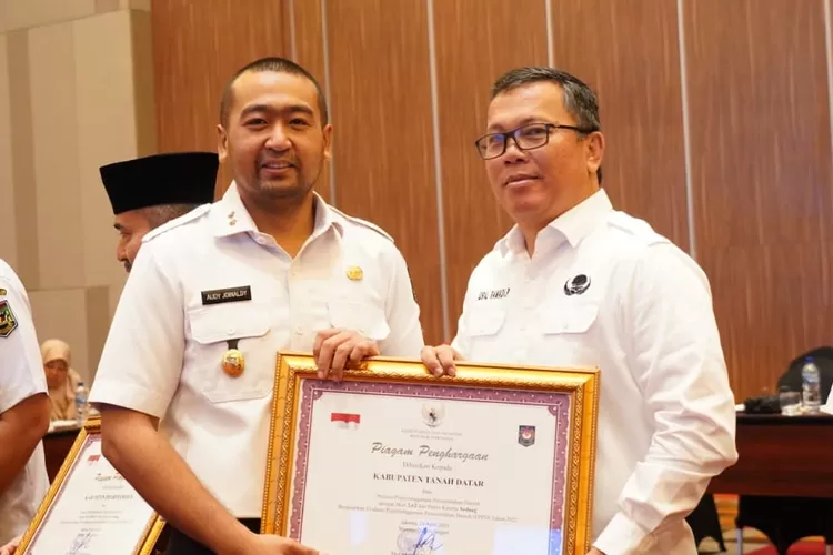 Pemerintah Kabupaten Tanah Datar trima Piagam Penghargaan atas prestasi Penyelenggaraan Pemerintah Daerah. (Prokopim).
